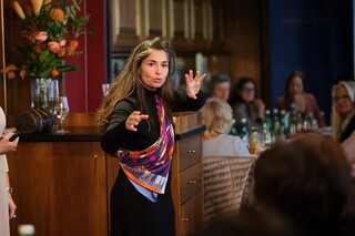 Die Dirigentin und Komponistin Nazanin Aghakhani hält eine Rede im Rahmen eines “Ladies Brunch” zum Thema “Führen mit Stil”.