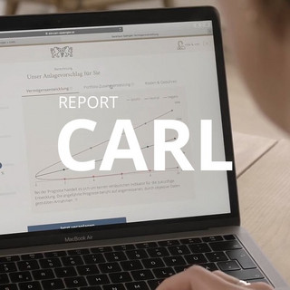 Laptop mit eingeblendeter Folie mit der Aufschrift "Report CARL"