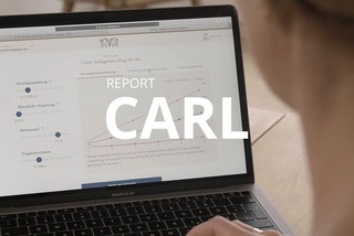 Laptop mit eingeblendeter Folie mit der Aufschrift "Report CARL"