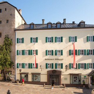 Die heutige Spängler-Niederlassung in Zell am See Kastnerhaus am Stadtplatz in Zell am See von außen (Niederlassung des Bankhaus Spängler), nebenbei der Vogtturm
