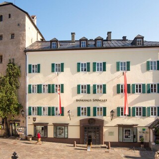 Die heutige Spängler-Niederlassung in Zell am See Kastnerhaus am Stadtplatz in Zell am See von außen (Niederlassung des Bankhaus Spängler), nebenbei der Vogtturm