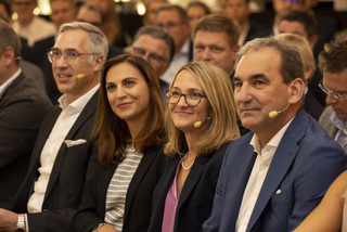 Christopher Schneider, Elisabeth Kastler, Daniela Scherrer (alle vom Bankhaus Spänlger) und Wolfgang Hillebrand (Hillebrand Bau) sitzen im Publikum und lächeln.