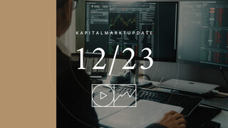 Bildaufnahme von einem arbeitenden Herren mit dem Text "Kapitalmarktupdate 12/23'".