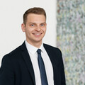 Oberkörper eines Herren in Geschäftskleidung