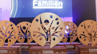 Trophäen mit der Aufschrift "Österreichs beste Familienunternehmen" sind auf einem Tisch gelagert.