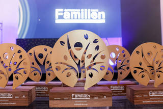 Trophäen mit der Aufschrift "Österreichs beste Familienunternehmen" sind auf einem Tisch gelagert.