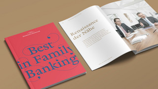 Rote Unternehmensbroschüre des Bankhaus Spängler mit der Aufschrift "Best in Family Banking". Nebenbein eine aufgeblätterte Broschüre.