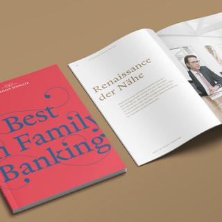 Rote Unternehmensbroschüre des Bankhaus Spängler mit der Aufschrift "Best in Family Banking". Nebenbein eine aufgeblätterte Broschüre.
