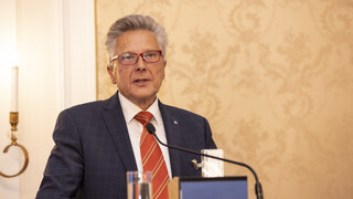 Universitätsprofessor Hermann Frank hält einen Vortrag