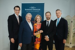V.l.n.r. Dr. Nils Kottke, KR Heinrich Spängler, Eva Spängler, Philipp Hochmair, Dr. Werner Zenz stehen lächelnd vor dem Bankhaus Spängler Bannerdisplay