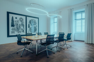 Die schwarz-weißen Blumenbilder von Paul Morrison schaffen eine besondere Atmosphäre im Raum.