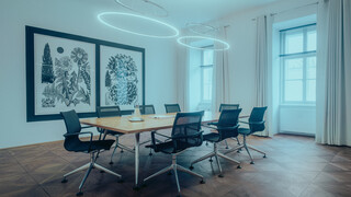 Die schwarz-weißen Blumenbilder von Paul Morrison schaffen eine besondere Atmosphäre im Raum.