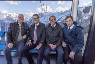 Genossen die Panorama-Rundfahrt mit der “3K K-onnection” am Kitzsteinhorn (v.l.): Norbert Karlsböck (Vorstandsdirektor der Gletscherbahnen Kaprun AG) mit Vorstandsmitglied Nils Kottke, Asset Manager Markus Dürnberger und Regionalleiter Matthias Lassacher vom Bankhaus Spängler.