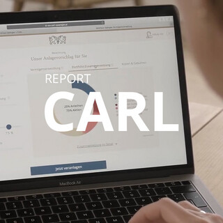 Laptop mit eingeblendeter Folie mit der Aufschrift "Report CARL"