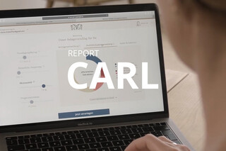 Laptop mit eingeblendeter Folie mit der Aufschrift "Report CARL"