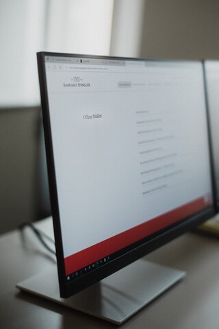 In einem Raum steht ein Computer auf einem Tisch.