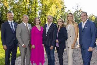 Werner Zenz (Bankhaus Spängler/l.) und Martin Hagenstein (SN/Mitte) mit den Teilnehmern des Generationengesprächs: Peter und Helene Malata (W&H Dentalwerk Bürmoos), Daniela Scherrer (Bankhaus Spängler), Valerie und Wolfgang Hillebrand (Hillebrand Bau/v. l.)