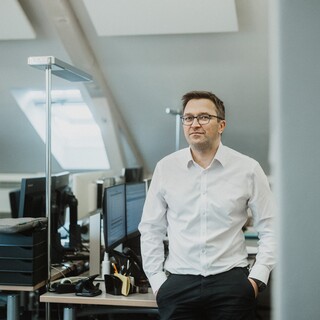 Ein Mann steht in einem Büro. 