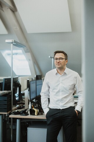 Ein Mann steht in einem Büro.
