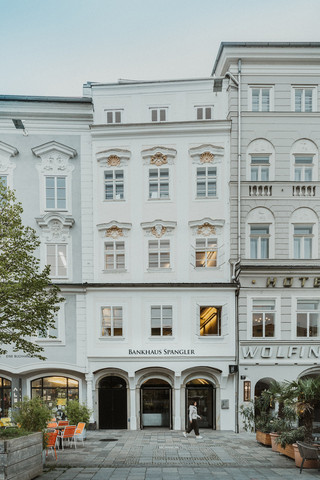Eine Reihe schmaler historischer Gebäude.