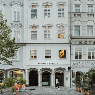 Eine Reihe schmaler historischer Gebäude.