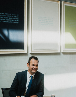 Textilbilder aus Kaschmirwolle von Jenny Holzer, präsentiert an einem unserer Standorte