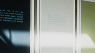 Textilbilder aus Kaschmirwolle von Jenny Holzer, präsentiert an einem unserer Standorte