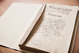 Historisches Buch mit Archiv-Stempel