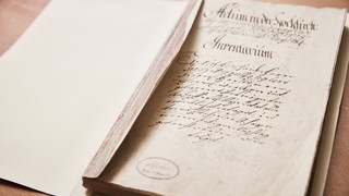 Historisches Buch mit Archiv-Stempel