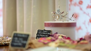 Tiara auf einem edel gedeckten Tisch.