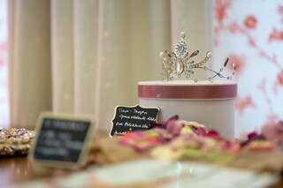 Tiara auf einem edel gedeckten Tisch.