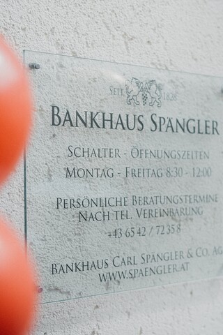 Ein mit Luftballons geschmücktes Haustürschild.