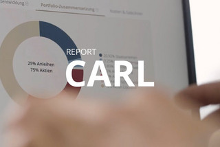 Laptop mit eingeblendeter Folie mit der Aufschrift "Report CARL"