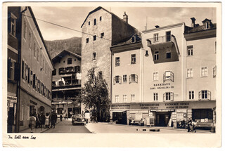 Ein historisches Schwarz-Weiß-Foto zeigt eine Häuserreihe einer Stadt.