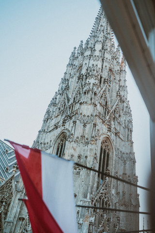 Ein historischer Kirchturm ragt in den Himmel.