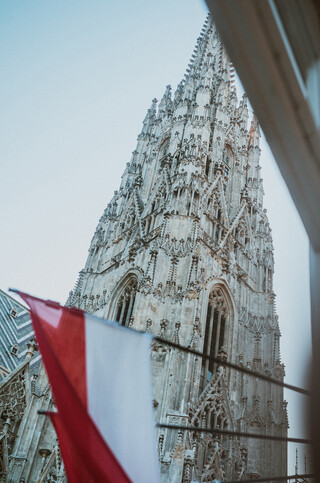 Ein historischer Kirchturm ragt in den Himmel.
