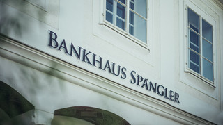 Die Fassade eines historischen Gebäudes trägt die Aufschrift "Bankhaus Spängler".