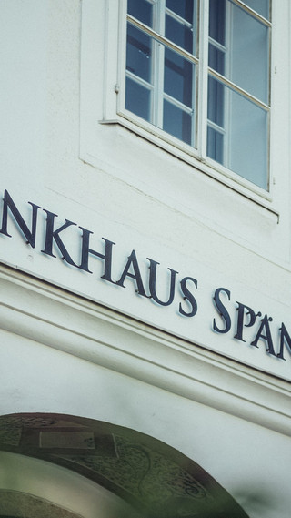 Die Fassade eines historischen Gebäudes trägt die Aufschrift "Bankhaus Spängler".