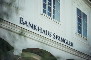 Die Fassade eines historischen Gebäudes trägt die Aufschrift "Bankhaus Spängler".
