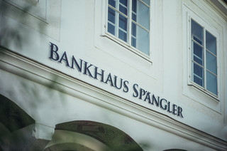 Die Fassade eines historischen Gebäudes trägt die Aufschrift "Bankhaus Spängler".