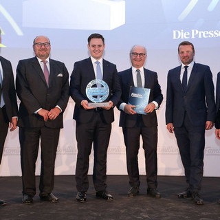 Das beste Familienunternehmen von Österreich: Biohort GmbH aus Neufelden 6 Männer in Anzügen, die beiden Mittigen halten eine Auszeichnung in Händen.