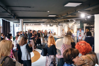 Rund 80 Damen waren zu Gast und zeigten sich von der aktuellen Ausstellung  “Epic22!” begeistert.