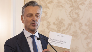 Werner Zenz (Bankhaus Spängler) präsentiert den "Österreichischen Kodex für Familienunternehmen"