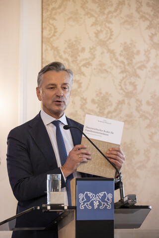 Werner Zenz (Bankhaus Spängler) präsentiert den "Österreichischen Kodex für Familienunternehmen"