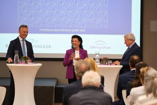 V.l.n.r Dr. Werner Zenz, Prof. Anita Frauwallner, KR Heinrich Spängler stehen vor dem Publikum bei einer Veranstaltung für Familienunternehmen