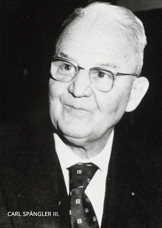Schwarz-weißes Portraitfoto von einem älteren Herren mit vermutlich grauen Haaren und eine Brille. Er trägt ein Sakko, Hemd und Krawatte. Ein Text ist vermerkt mit "Carl Spängler III."