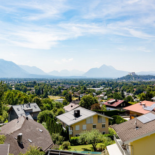 Aussicht Richtung Berge, Bäume und ein Wohngebiet