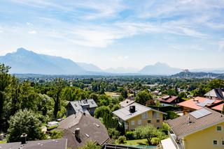 Aussicht Richtung Berge, Bäume und ein Wohngebiet