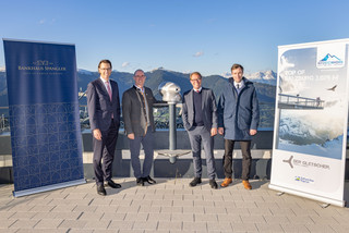 Boten ihren Gästen einen herrlichen Ausblick (v.l.): Nils Kottke (Mitglied des Vorstandes im Bankhaus Spängler), Norbert Karlsböck (Vorstandsdirektor der Gletscherbahnen Kaprun AG) sowie Asset Manager Markus Dürnberger und Regionalleiter Matthias Lassacher vom Bankhaus Spängler.