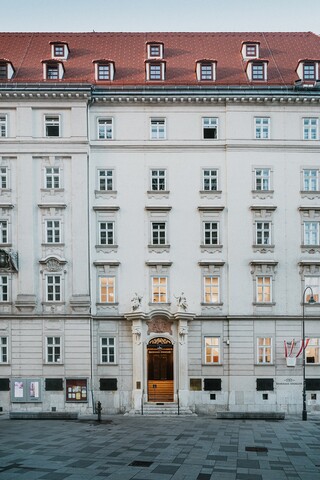 Fassade eines großen historischen Gebäudes.